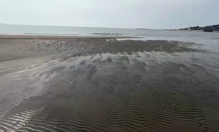 Deti largohet nga vija bregdetare në Shëngjin, shfaqet fenomeni i zbaticës