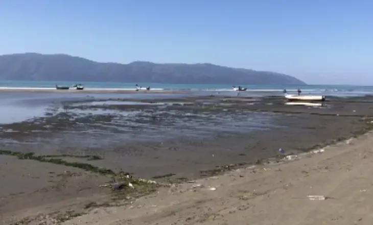 Deti në Vlorë tërhiqet 10 metra nga bregu, vështirësi për peshkatarët