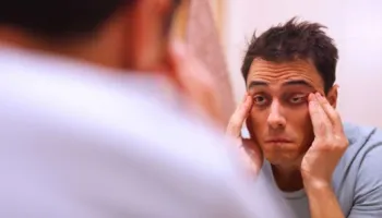 Dhimbja e kokës, marramendja dhe harresa mund të jenë sinjale serioze