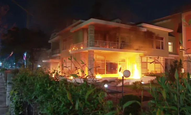 “Dhuna e Berishës ndihmon Ramën”/ Molotovët tek ish-vila e diktatorit Enver Hoxha, analistët: Autogol i opozitës