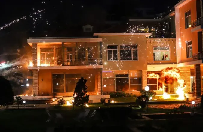 “Dhuna është e papranueshme”/ Ambasada e Francës dënon hedhjen e molotovëve ndaj ‘Vilës 31’: Dëmet e shkaktuara janë…