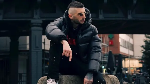 Dhuna ndaj gazetarit në Kosovë, arrestohet reperi Mossi. Sherri që nisi me diss-e