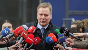 Dialogu Kosovë-Serbi/ Sorensen pas takimit me zyrtarin e DASH-it: Siguruam harmonizim për hapat e ardhshëm në dialog