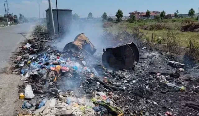 Digjen mbetje pranë Thumanës, shtëllunga tymi mbulojnë shtratin e lumit Drojë