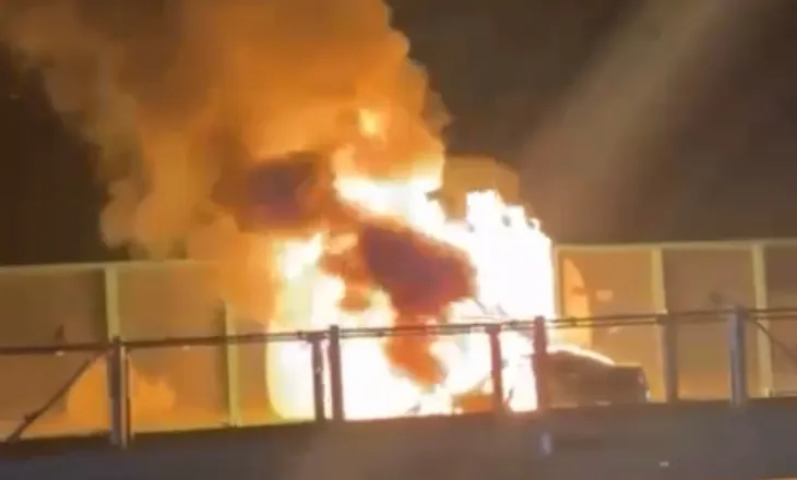 Digjet automjeti në autostradën Fier–Vlorë, nuk ka të lënduar