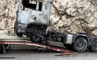 Digjet gjatë natës kamionçina në rrugën Delvinë-Kardhiq (DETAJE)