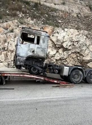 Digjet gjatë natës kamionçina në rrugën Delvinë-Kardhiq (DETAJE)