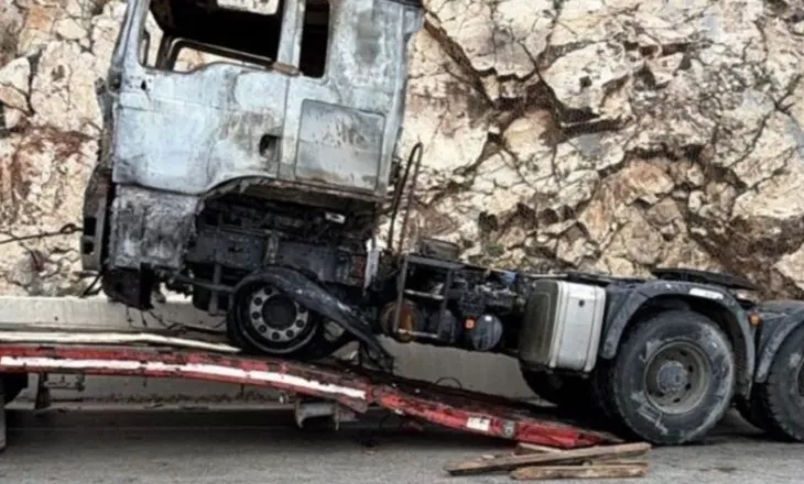 Digjet gjatë natës kamionçina në rrugën Delvinë-Kardhiq