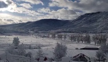 Dimër në pranverë, veriu e juglindja zbardhen nga dëbora, deri në 25 cm trashësi në disa fshatra