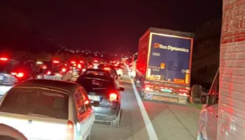“Dita e Verës” paralizon autostradën Tiranë- Elbasan, radhë kilometrike automjetesh, Policia plan masash