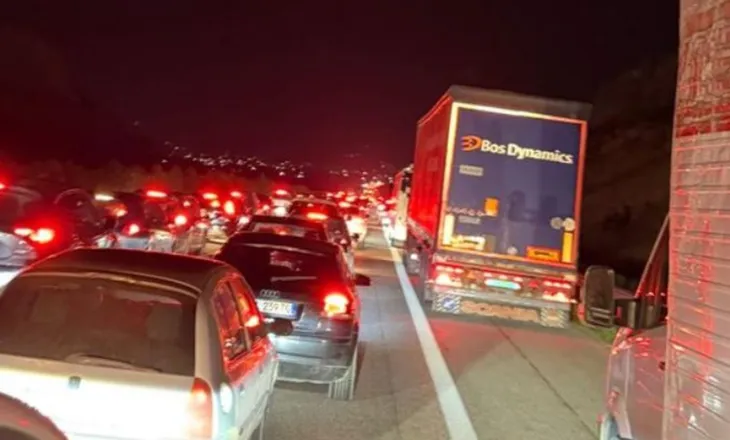 “Dita e Verës” paralizon autostradën Tiranë- Elbasan, radhë kilometrike automjetesh, Policia plan masash