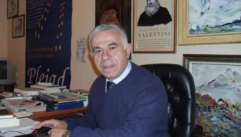 Dita kur kryeministri flamurin e korrupsionit e ngrit në mes të parlamentit