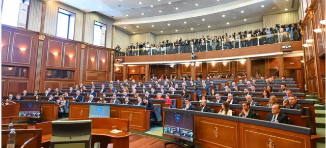 Ditët vendimtare për Kuvendin, Kushtetuesja ende po shqyrton dekretin për zgjedhje