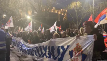 Djathtistët serbë protestojnë në Beograd kundër Ligjit për të huajt në Kosovë