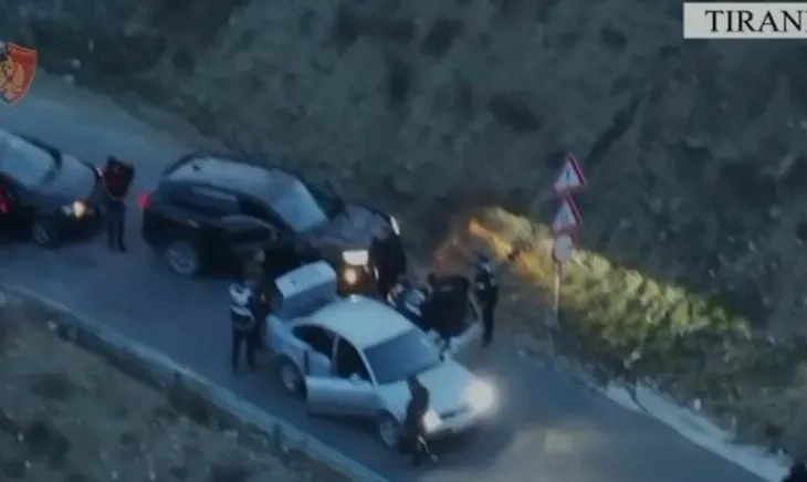 Do të trafikonte armë në Tiranë, kapet 46-vjeçari, i kishte fshehur në makinë