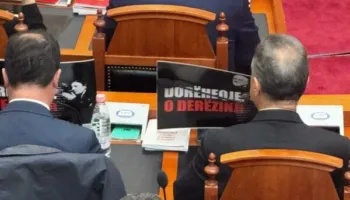“Dorëheqje”, PD me pankarta në sallë, jashtë protestë! PS pritet të rrëzojë kërkesën e SPAK