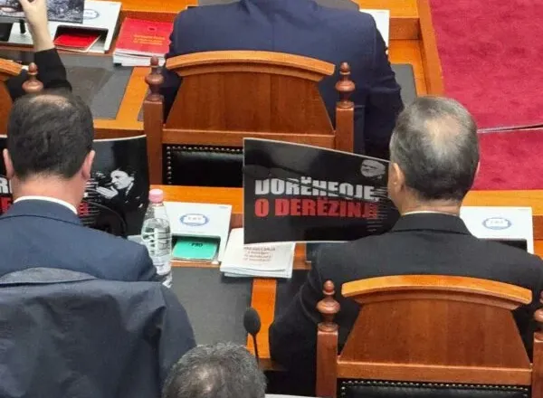 “Dorëheqje”, PD me pankarta në sallë, jashtë protestë! PS pritet të rrëzojë kërkesën e SPAK