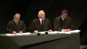 Drama e gjyqtarit të nazistëve, aktori Myzafer Zifla rrëfen rolin e gjykatësit amerikan në dramën që po shfaqet në Teatrin Kombëtar