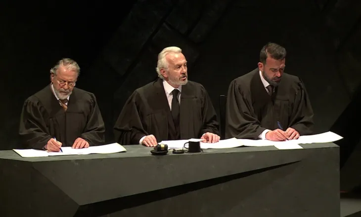 Drama e gjyqtarit të nazistëve, aktori Myzafer Zifla rrëfen rolin e gjykatësit amerikan në dramën që po shfaqet në Teatrin Kombëtar