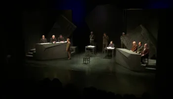 “Drejtësi në Nuremberg”/ Shfaqja në Teatrin Kombëtar nxit reflektim për krimet e së kaluarës dhe rreziqet nga konfliktet aktuale