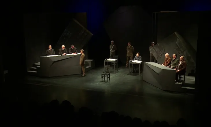 “Drejtësi në Nuremberg”/ Shfaqja në Teatrin Kombëtar nxit reflektim për krimet e së kaluarës dhe rreziqet nga konfliktet aktuale