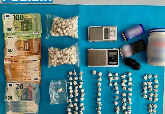 Drejtonte trafikun e drogës në Peruxhia/ Arrestohet shqiptari, i zbulohet laboratori me kokainë dhe 274 pako të groposura