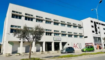 Drejtori i AKU në Durrës del jashtë kontrollit, shkatërron zyrën dhe kërcënoi punonjësit
