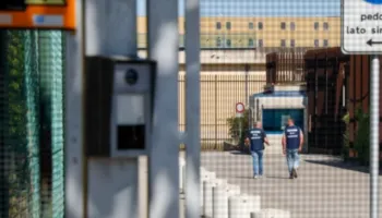 Drogë “fluturon” në muret e burgut në Prato të Italisë, shpërthen revolta: Dhjetëra të burgosur shqiptarë përfshihen në trazira