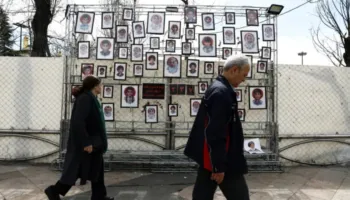 “Dua të mbyll sytë dhe të mbarojë gjithçka”/ Rrëfimet tronditëse nga qytetarët në Iran: Kemi frikë se regjimi do bëhet më i dhunshëm