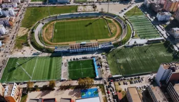 Durrës, drejt përfundimit fusha e re pranë stadiumit ”Niko Dovana”