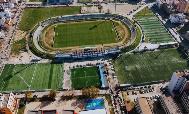 Durrës, drejt përfundimit fusha e re pranë stadiumit ”Niko Dovana”