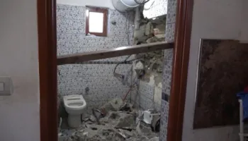 Dy banesa në Memaliaj rrezikojnë të shemben nga moti i keq e shirat, dëmtohen edhe rrugët e linjat e ujërave të zeza