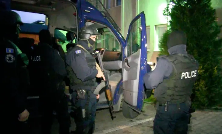 Dy bjellorusë dhe 1 rus planifikonin një vrasje në Shqipëri, u kapën në Kosovë bashkë me “ushtarin” e Inez Hajrullës