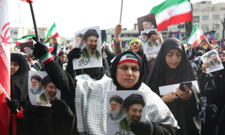 Dy ‘botët’ e Iranit, lavdërime publike dhe frikë e fshehtë pas emërimit të Mojtabës si Ayatollahu i ri