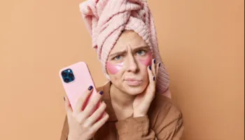 Dy kërcënimet që “fsheh” smartfoni për lëkurën tonë