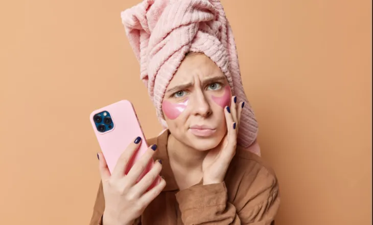 Dy kërcënimet që “fsheh” smartfoni për lëkurën tonë