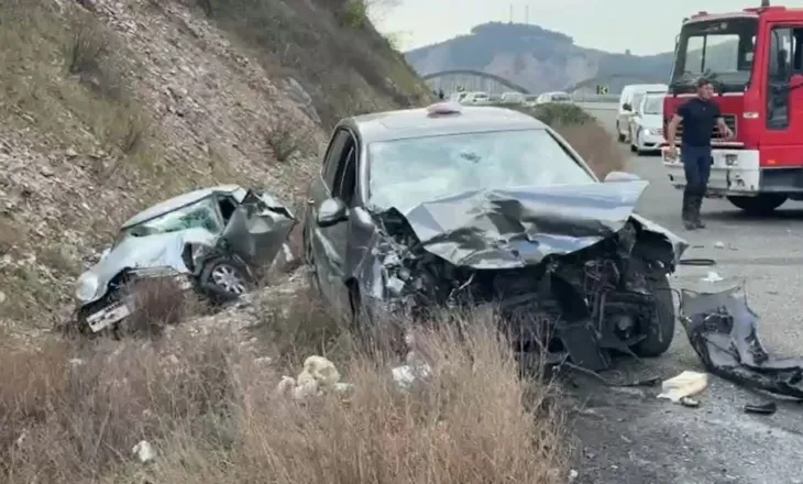 Dy makina përplasen pranë Urës së Zogut, 4 të lënduar transportohen me urgjencë