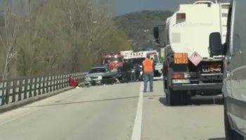 Dy makina të aksidentuara rëndë në urën e Peqinit, të plagosurit transportohen në spital