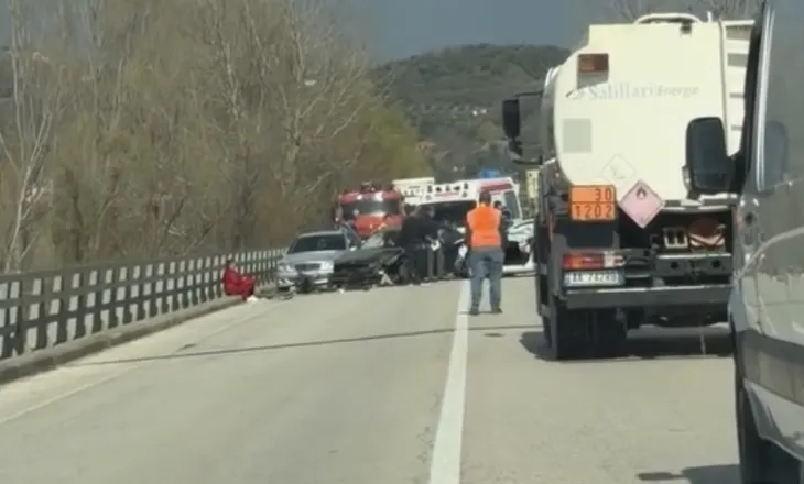 Dy makina të aksidentuara rëndë në urën e Peqinit, të plagosurit transportohen në spital