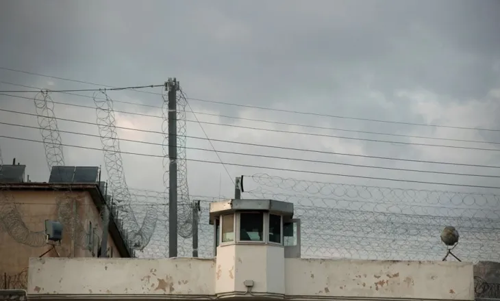 Dy të vdekur brenda ditës në burgun famëkeq të Koridhalosit, ku vuajnë dënimin edhe shumë shqiptarë