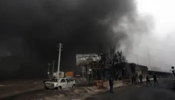 Dy të vrarë dhe 12 të plagosur pasi një predhë godet Riadin, ndodheshin brenda një kompleksi