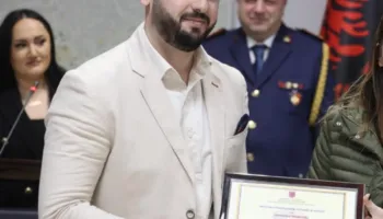 Dy vrasje në tre muaj! Si u dekorua drejtuesi i policisë i lidhur me grupin e Ines Hajrullës
