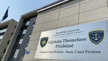 Dyshohet se dhunuan fëmijën 5-vjeçar, Gjykata e Prishtinës cakton një muaj paraburgim për prindërit