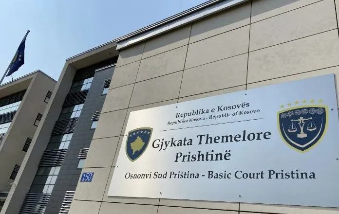 Dyshohet se dhunuan fëmijën 5-vjeçar, Gjykata e Prishtinës cakton një muaj paraburgim për prindërit
