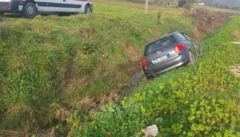 Dyshohet se po drejtonte makinën në gjendje të dehur, shoferi humb kontrollin e mjetit dhe përfundon në kanal