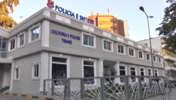 Dyshohet se qëlloi veten me armë zjarri në banesë, vdes 47-vjeçari në Tiranë