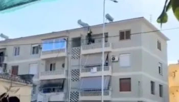 E bllokuar në banesë, forcat zjarrfikëse shpëtojnë të moshuarën në Vlorë