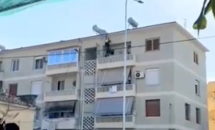 E bllokuar në banesë, forcat zjarrfikëse shpëtojnë të moshuarën në Vlorë