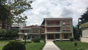 E dhimbshme: Ja çka ju bëri Enver Hoxha pronarëve të shtëpive ku u vendos