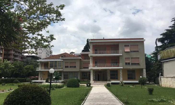 E dhimbshme: Ja çka ju bëri Enver Hoxha pronarëve të shtëpive ku u vendos